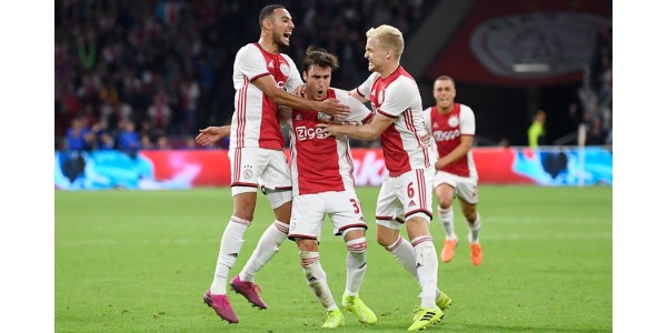 Il giovane corpo è un vantaggio per un calciatore